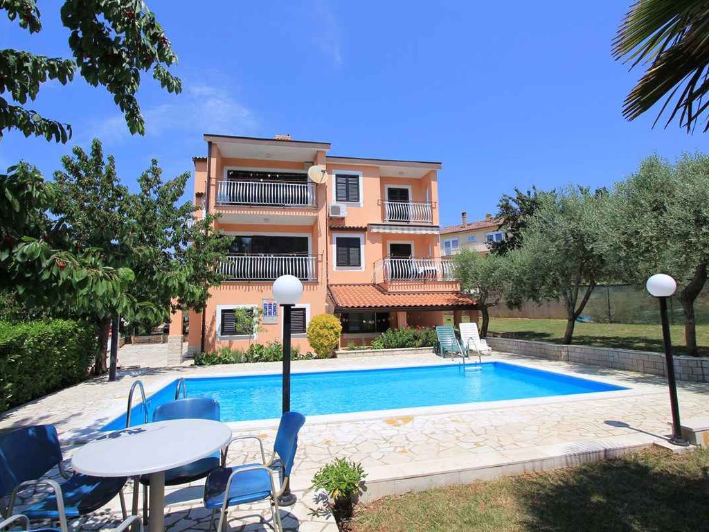 Ferienwohnung mit Pool und Sonnenliegen