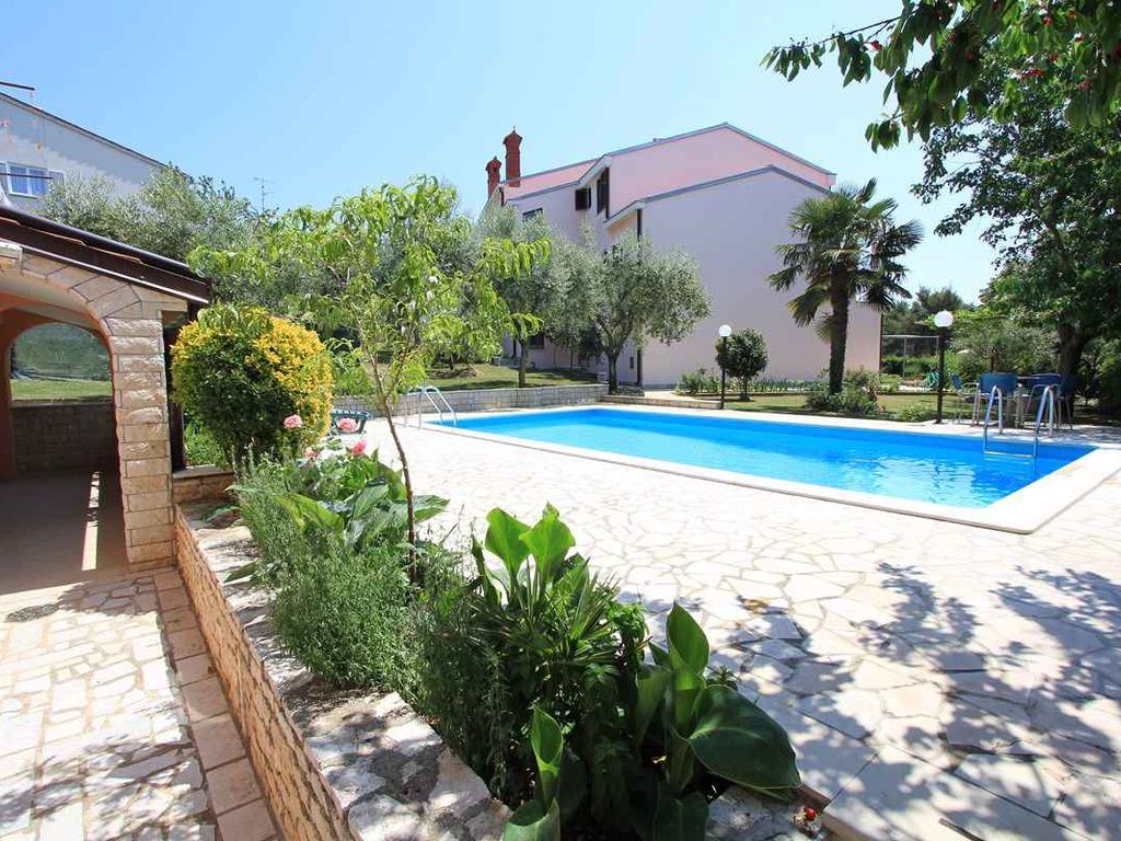 Ferienwohnung mit Pool und Sonnenliegen