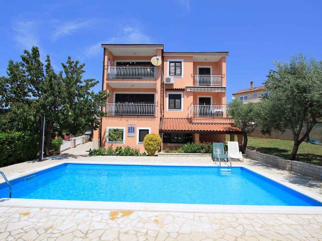 Ferienwohnung mit Pool und Sonnenliegen