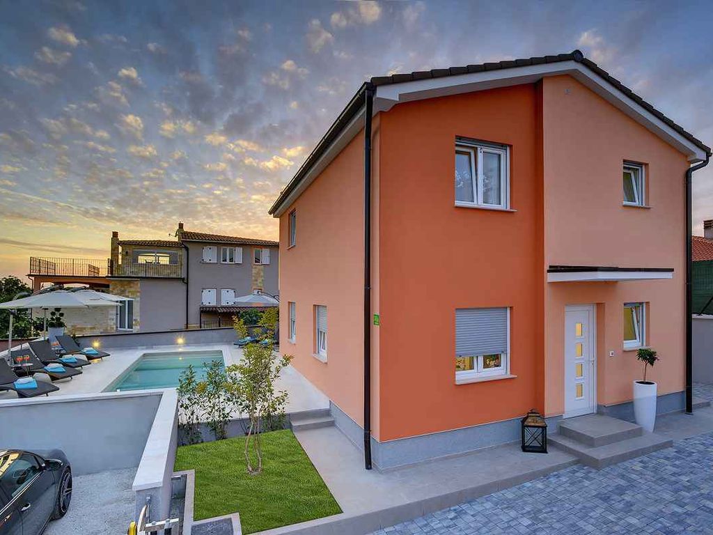 Ferienhaus mit Terrasse und Pool