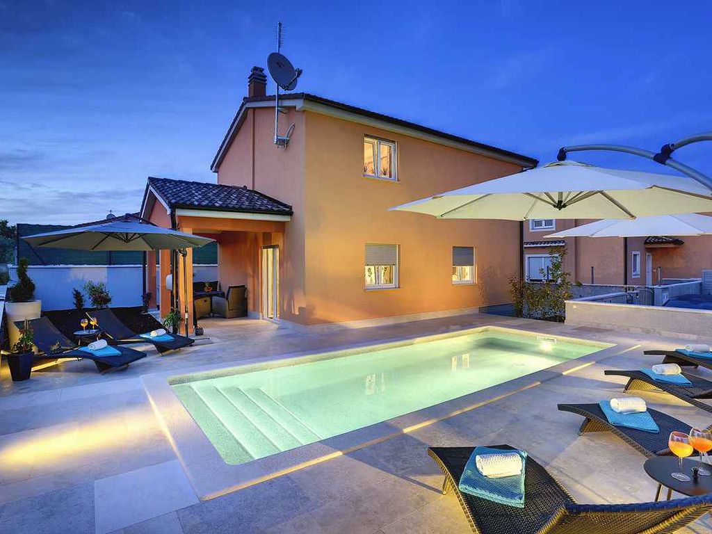 Ferienhaus mit Terrasse und Pool