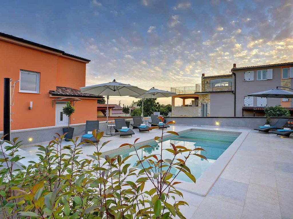 Ferienhaus mit Terrasse und Pool