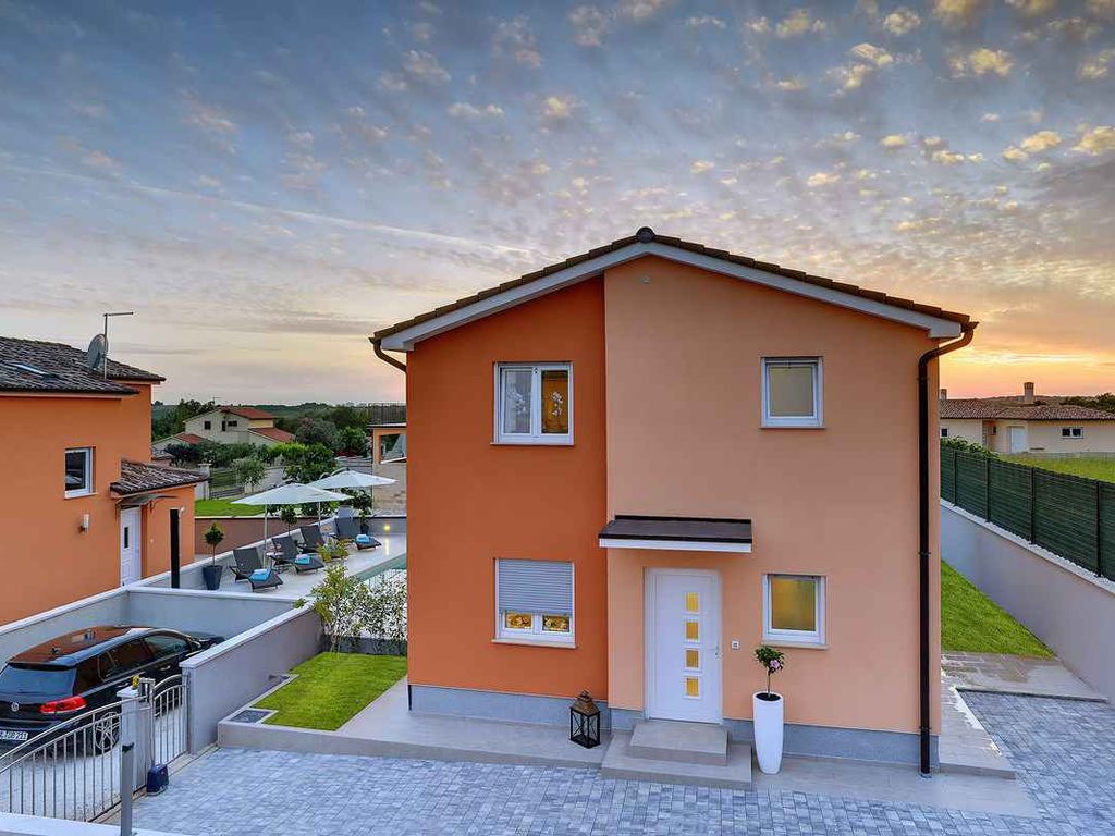 Ferienhaus mit Terrasse und Pool