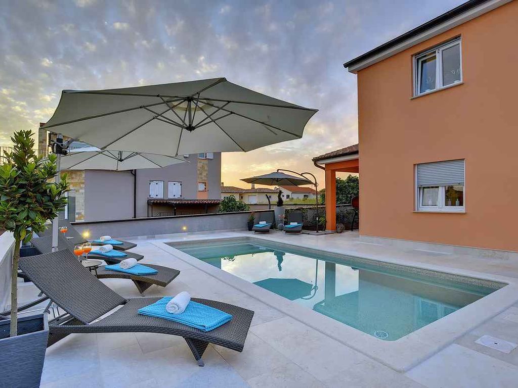 Ferienhaus mit Terrasse und Pool