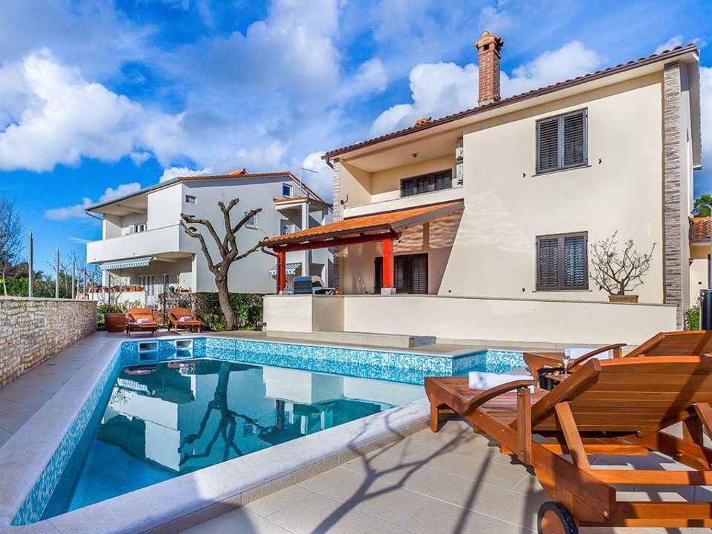Villa mit Pool und Terrasse mit Grill