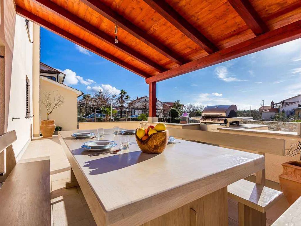 Villa mit Pool und Terrasse mit Grill