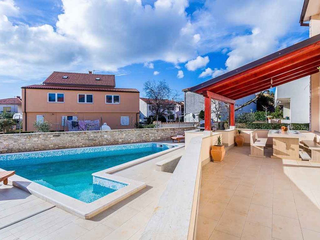 Villa mit Pool und Terrasse mit Grill