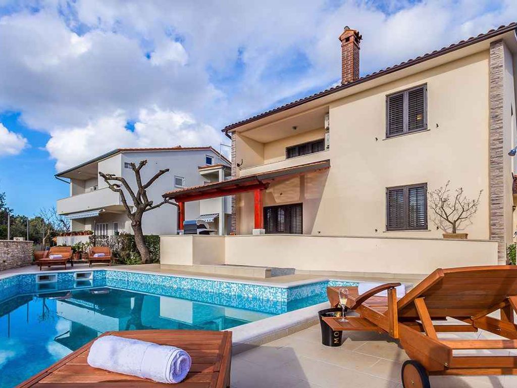 Villa mit Pool und Terrasse mit Grill