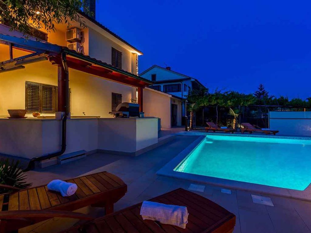 Villa mit Pool und Terrasse mit Grill