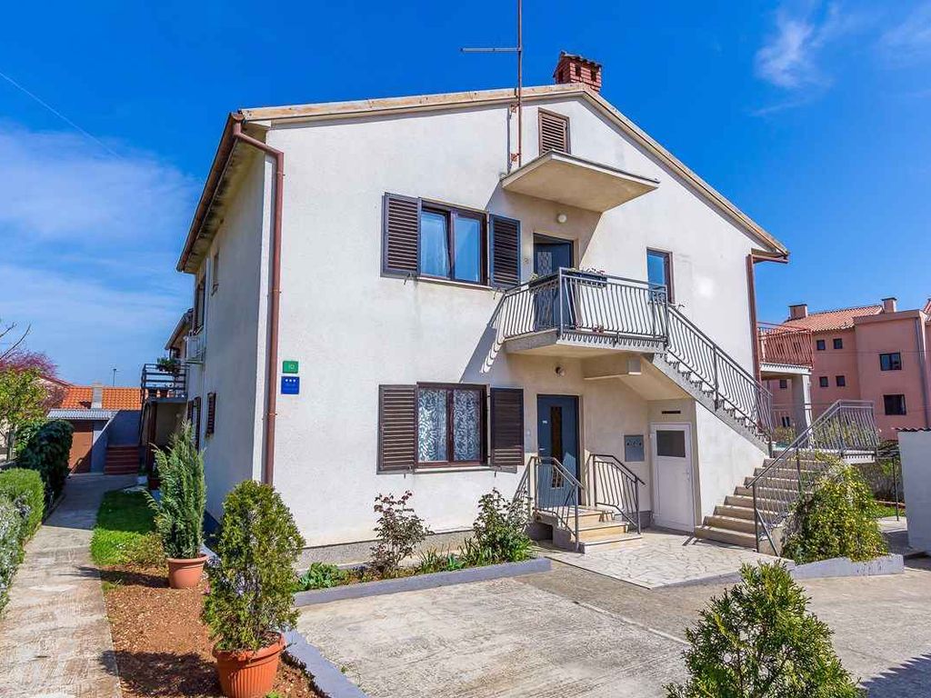 mit Balkon und Klimaanlage