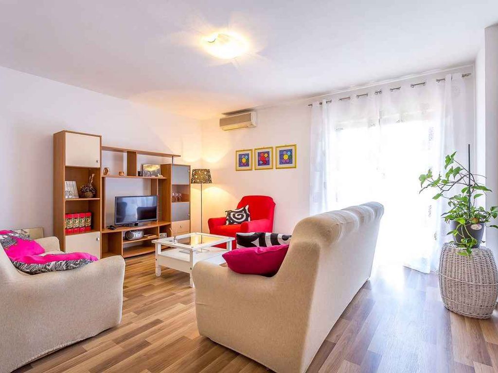 mit Balkon und Klimaanlage