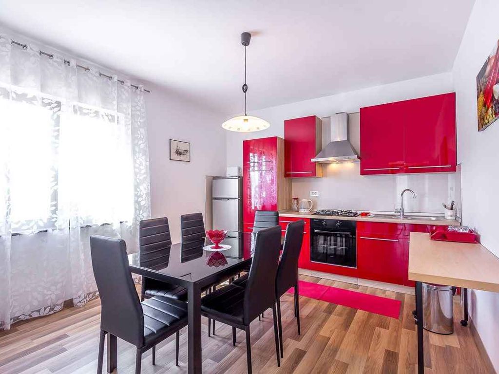 mit Balkon und Klimaanlage