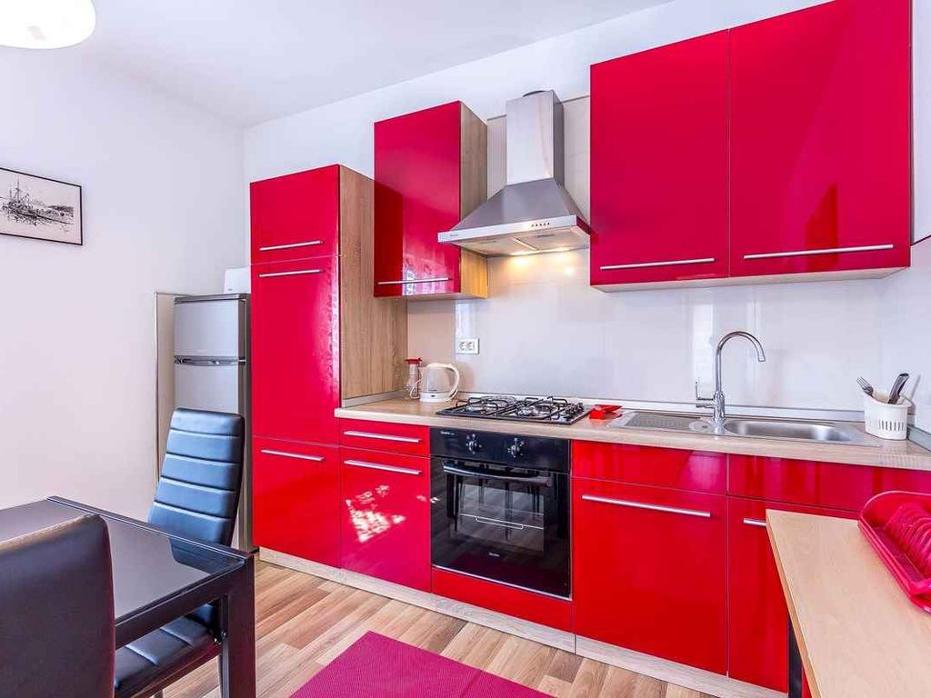 mit Balkon und Klimaanlage