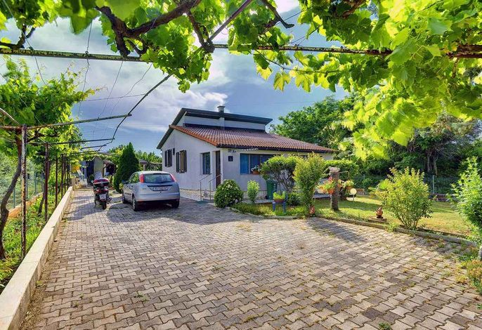 Ferienhaus mit Parkplatz, Grill und WLAN