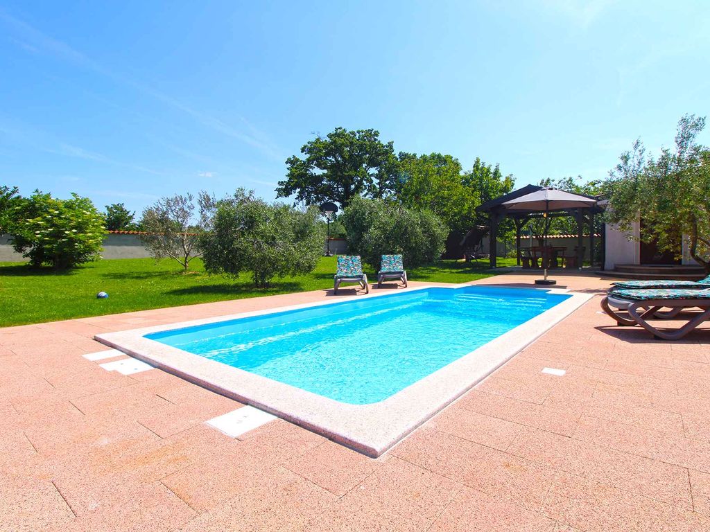 Ferienhaus mit Pool und Klimaanlage