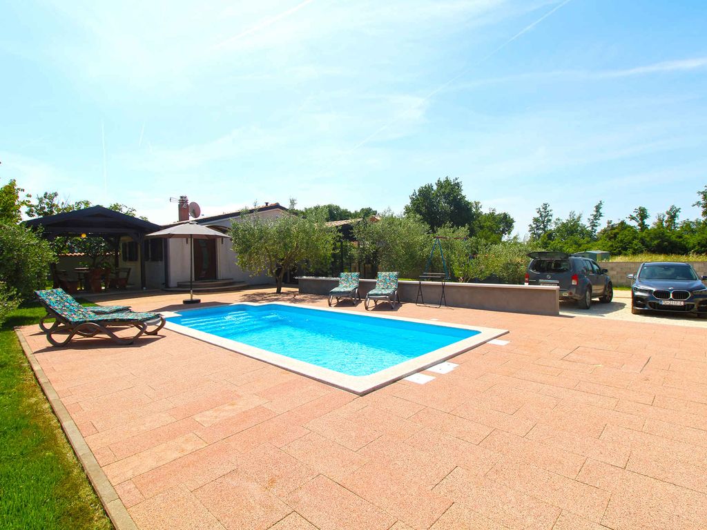 Ferienhaus mit Pool und Klimaanlage