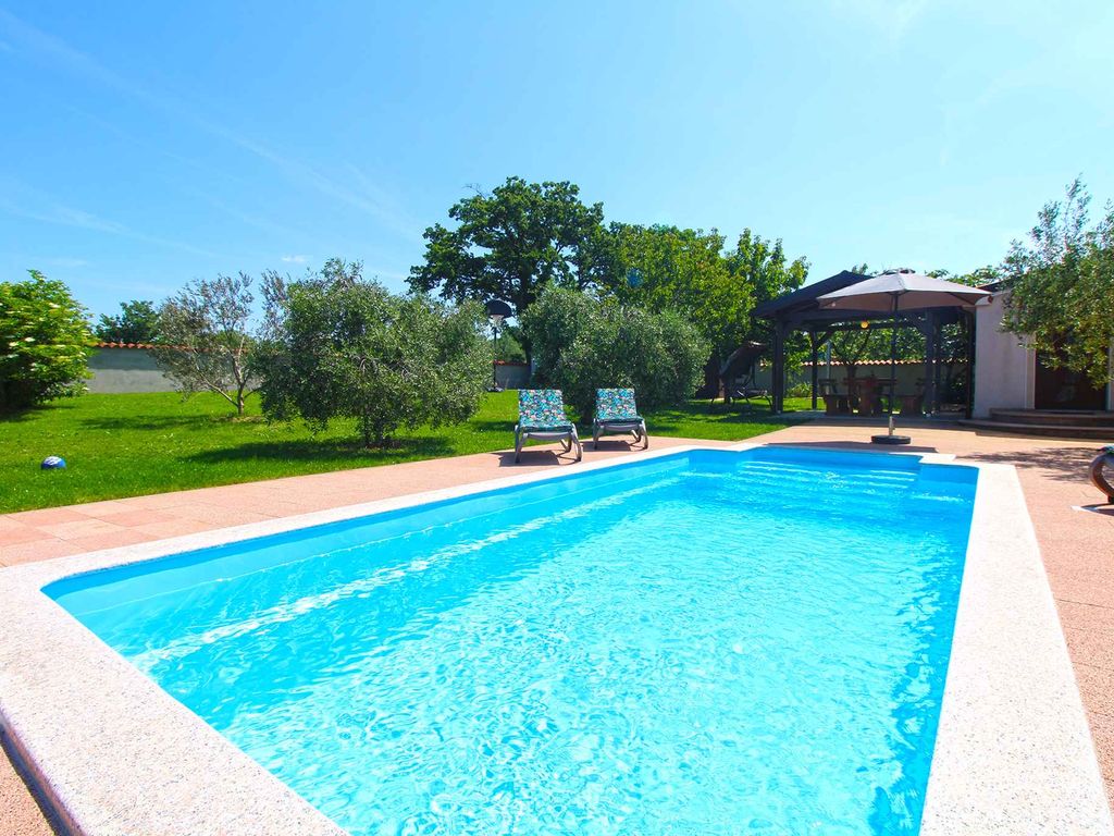 Ferienhaus mit Pool und Klimaanlage