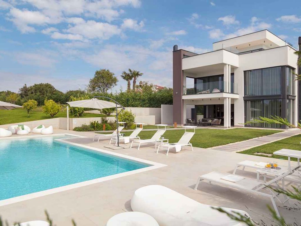 Villa mit Pool und Weinkeller