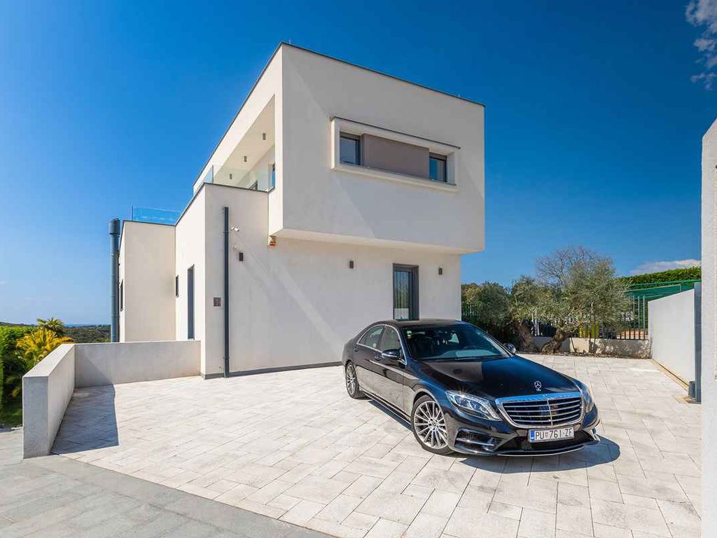 Villa mit Pool und Weinkeller