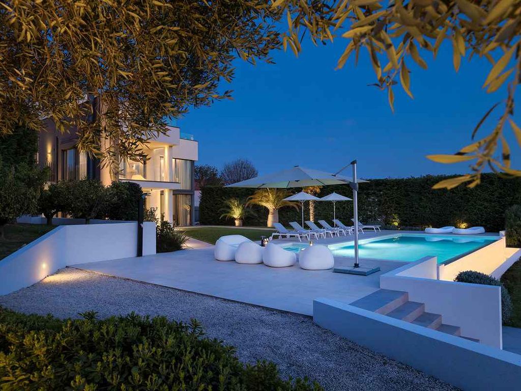 Villa mit Pool und Weinkeller