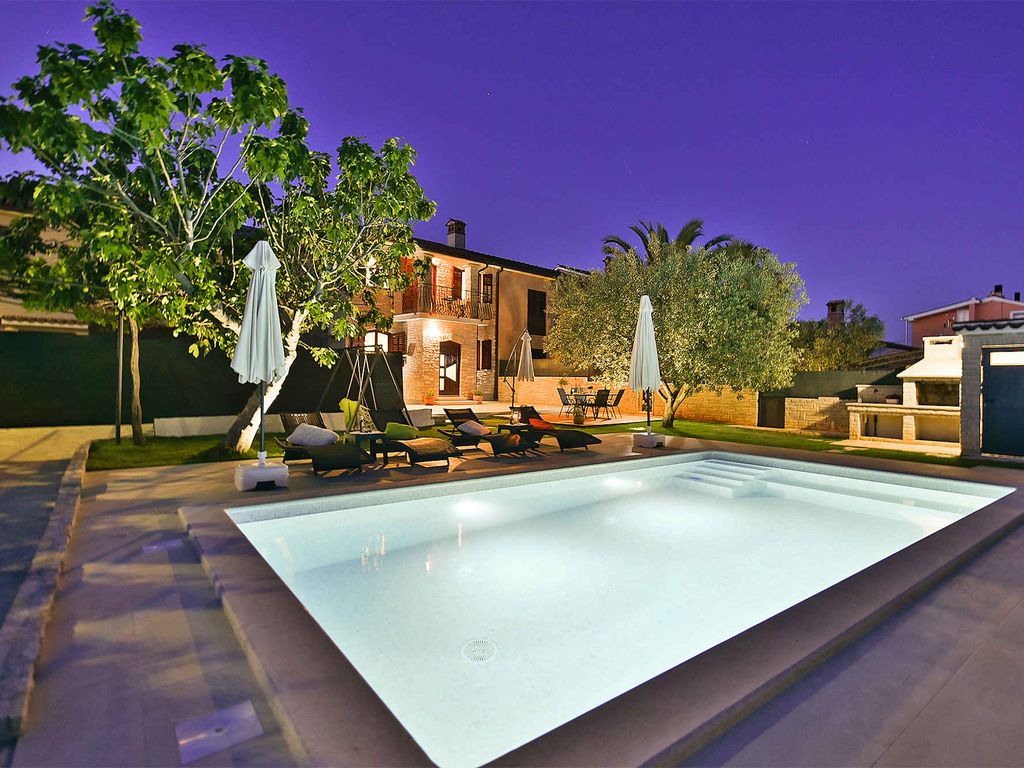 Ferienhaus mit Pool für 6 Personen