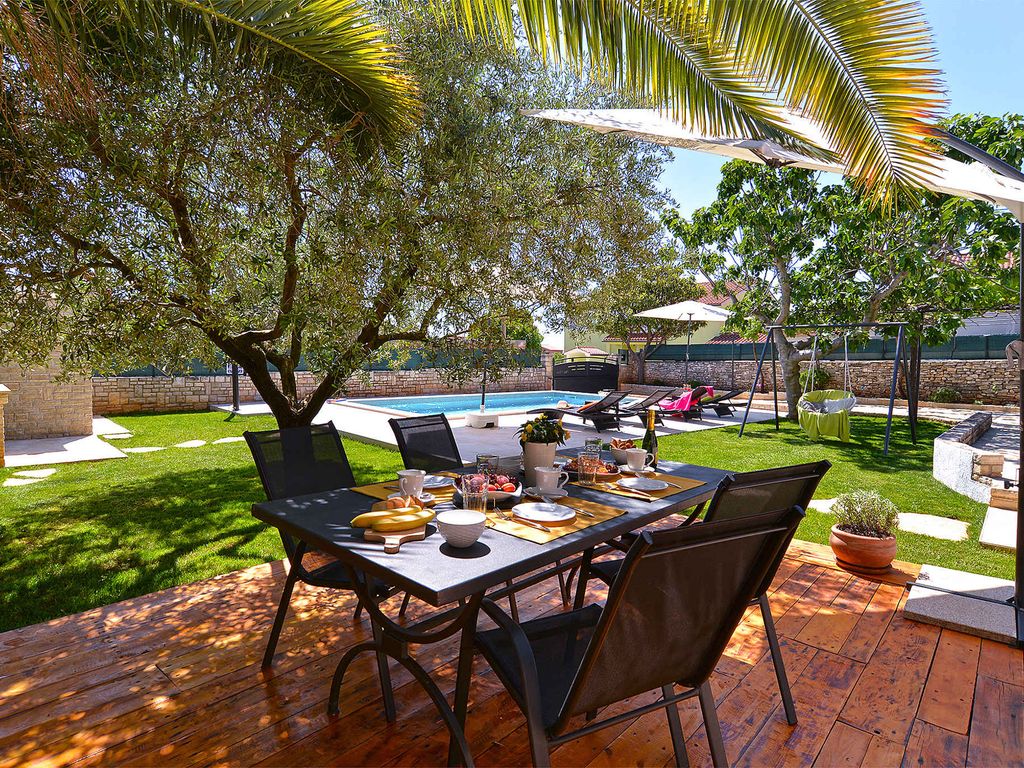 Ferienhaus mit Pool für 6 Personen
