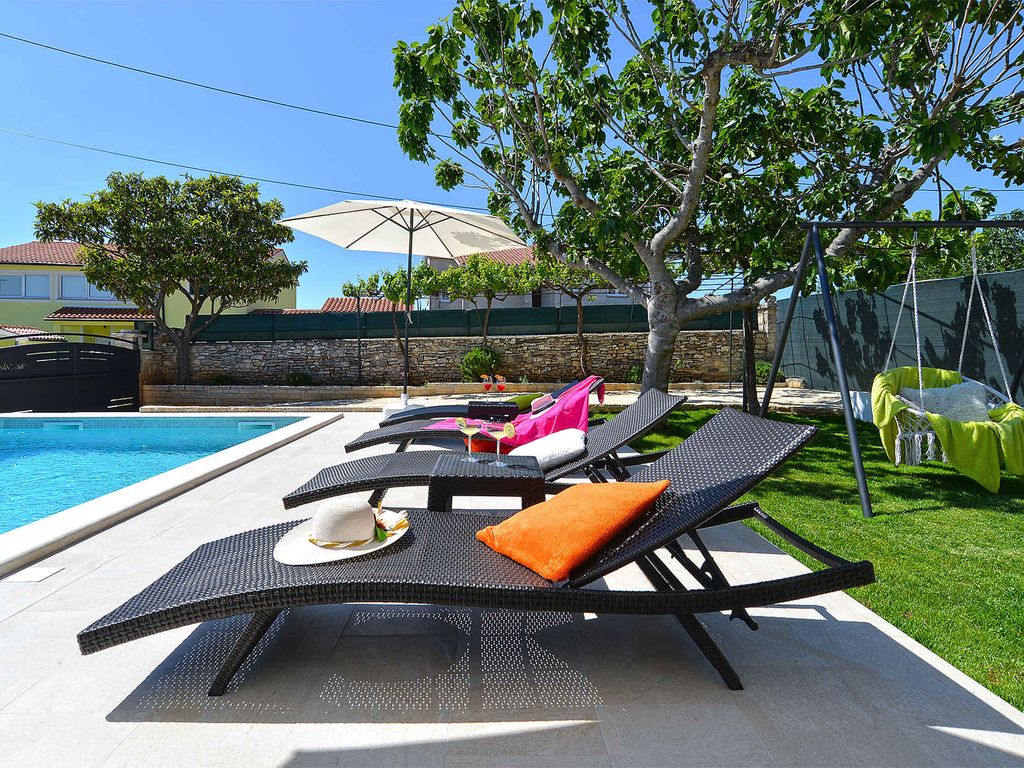 Ferienhaus mit Pool für 6 Personen