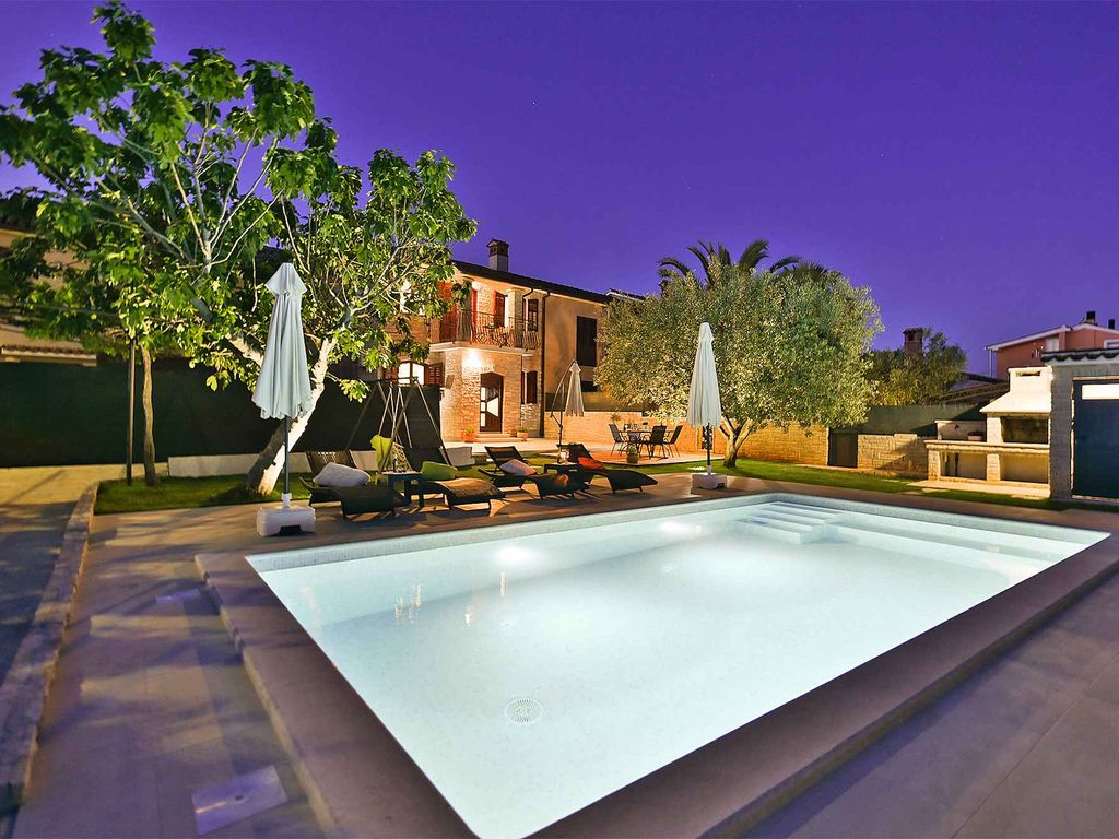Ferienhaus mit Pool für 6 Personen