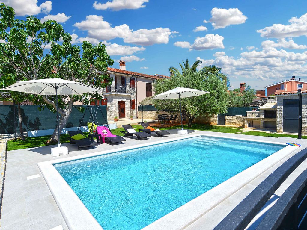 Ferienhaus mit Pool für 6 Personen