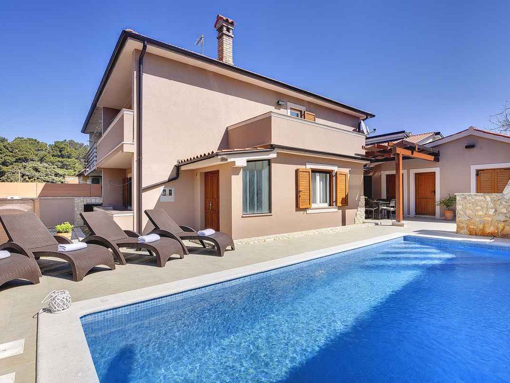 Villa mit Pool und Klimaanlage