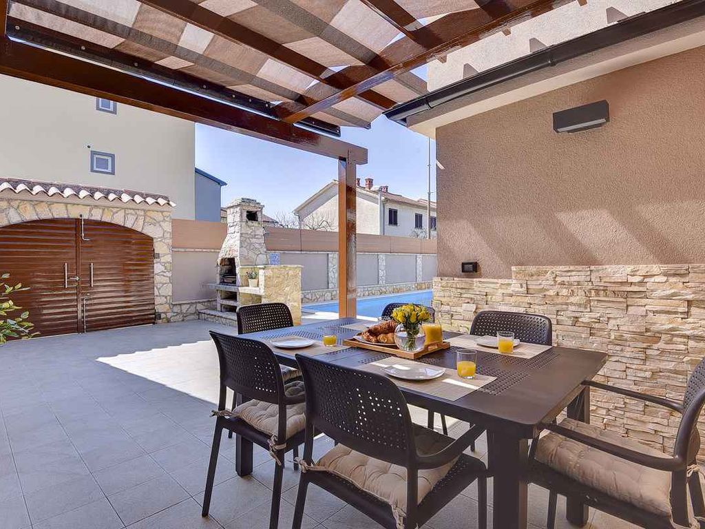 Villa mit Pool und Klimaanlage