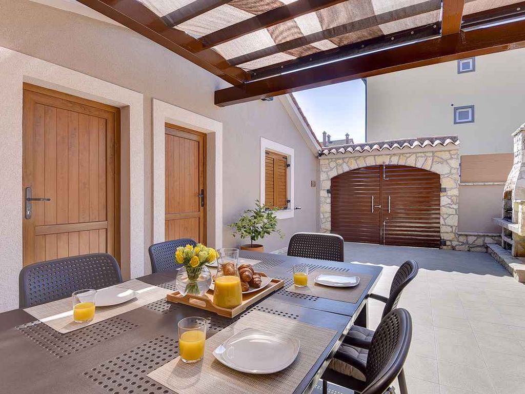 Villa mit Pool und Klimaanlage