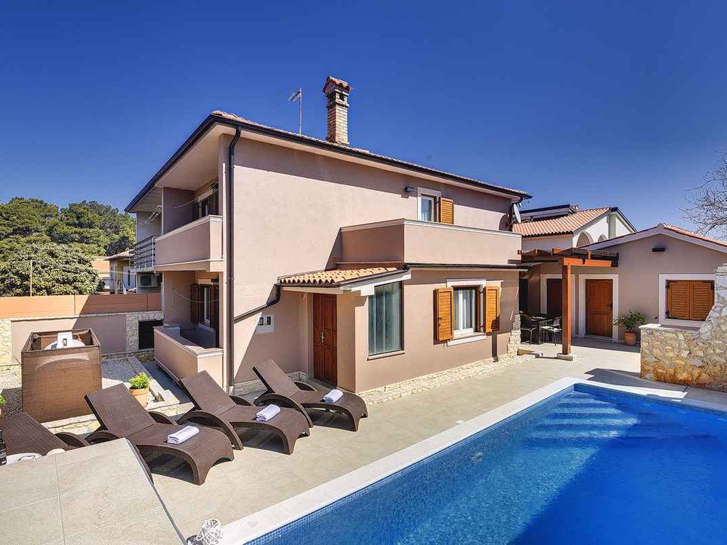 Villa mit Pool und Klimaanlage