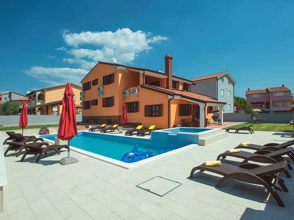Villa mit Swimmingpool mit Hydromassage