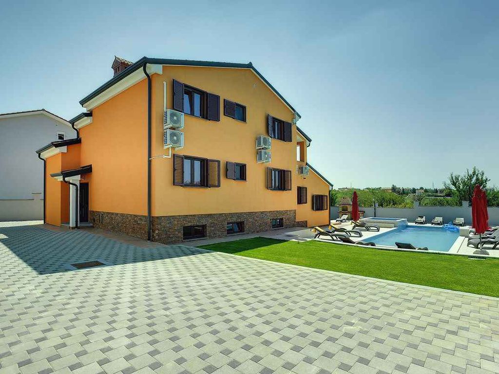 Villa mit Swimmingpool mit Hydromassage