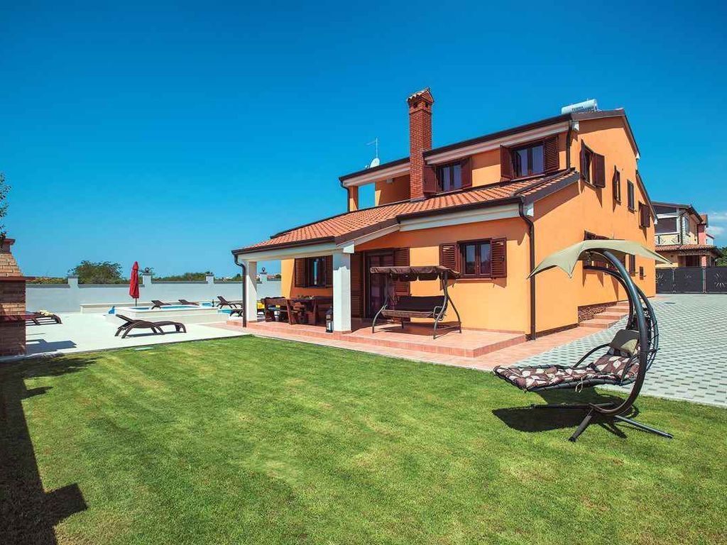Villa mit Swimmingpool mit Hydromassage