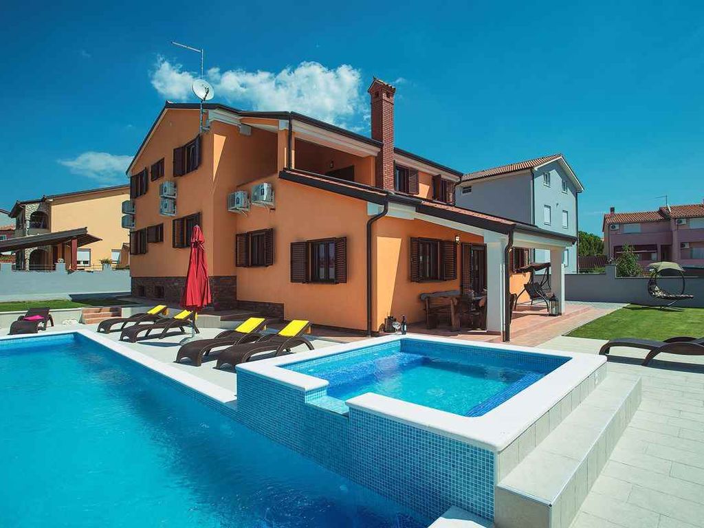 Villa mit Swimmingpool mit Hydromassage