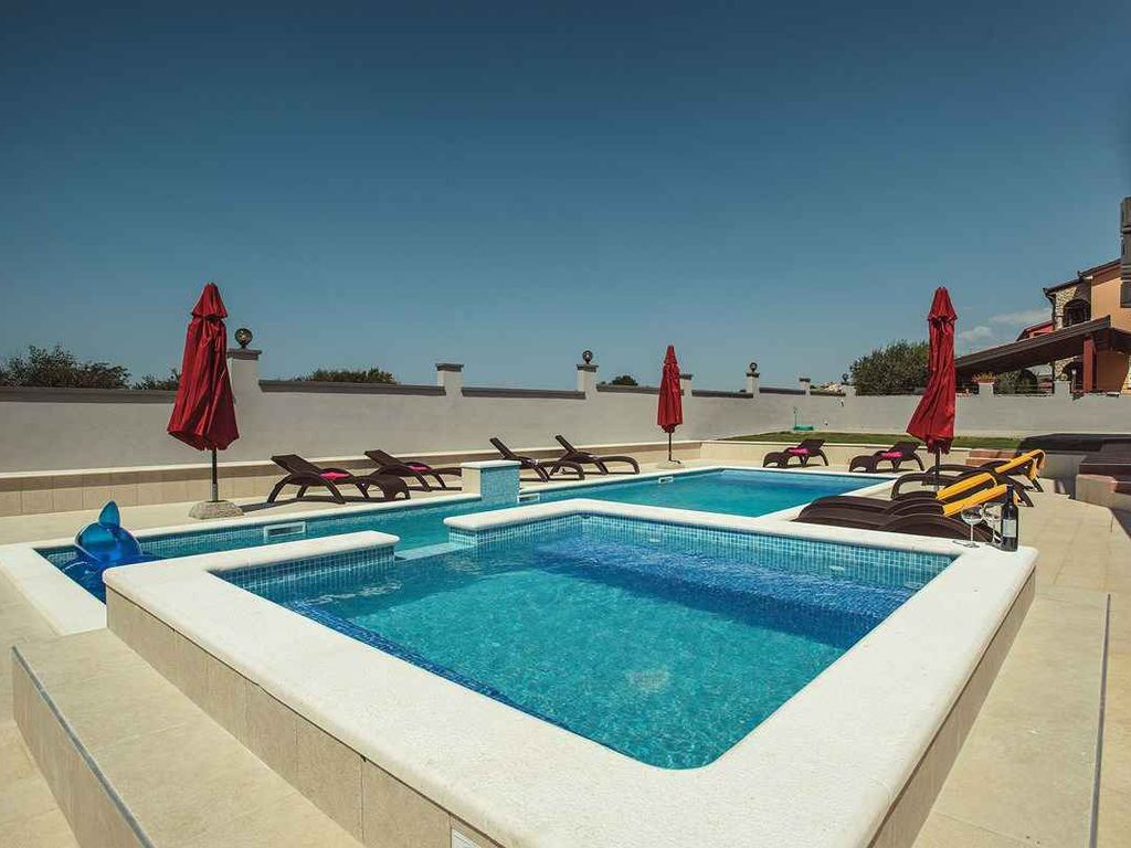 Villa mit Swimmingpool mit Hydromassage