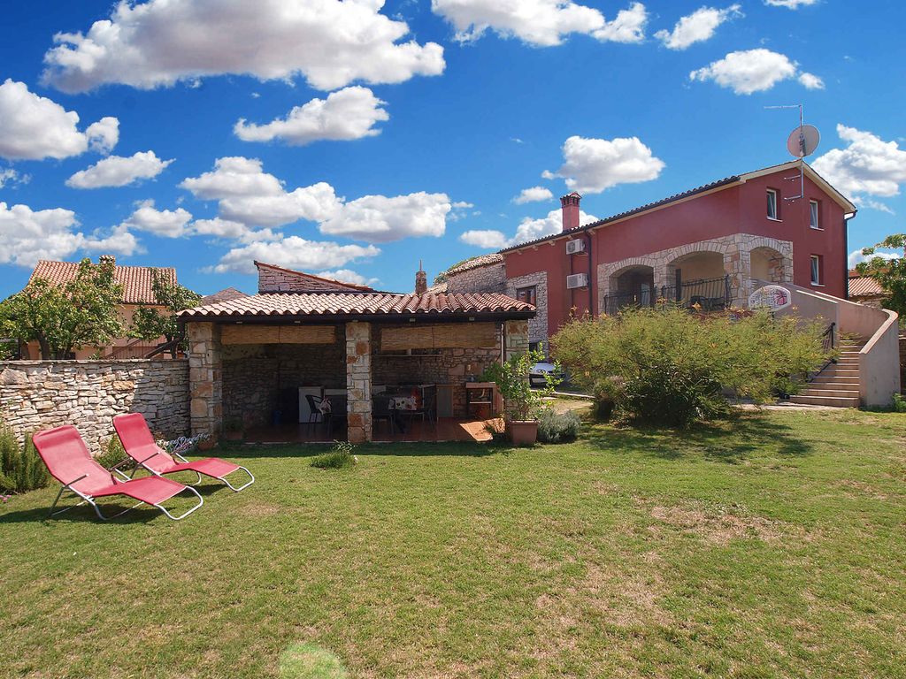 Ferienhaus mit großem Garten und Grillterrasse