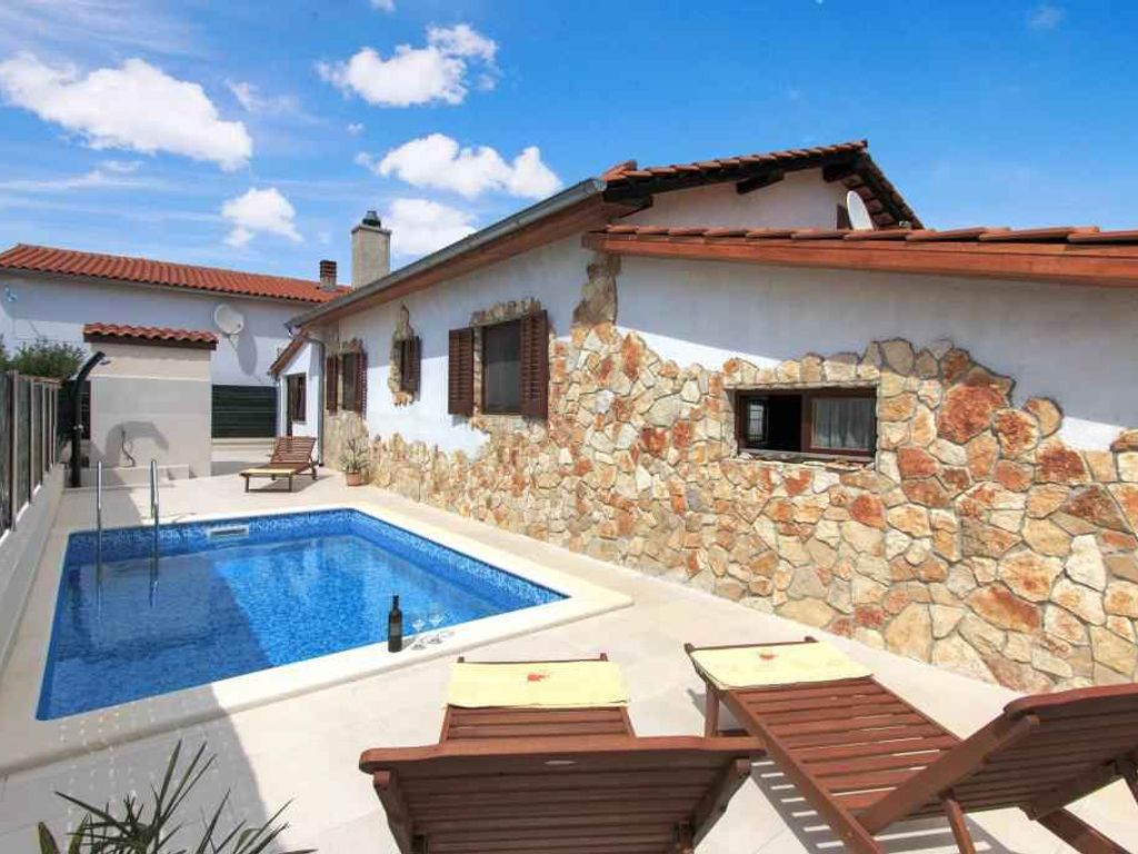 mit Swimmingpool und Garten zur Alleinnutzung