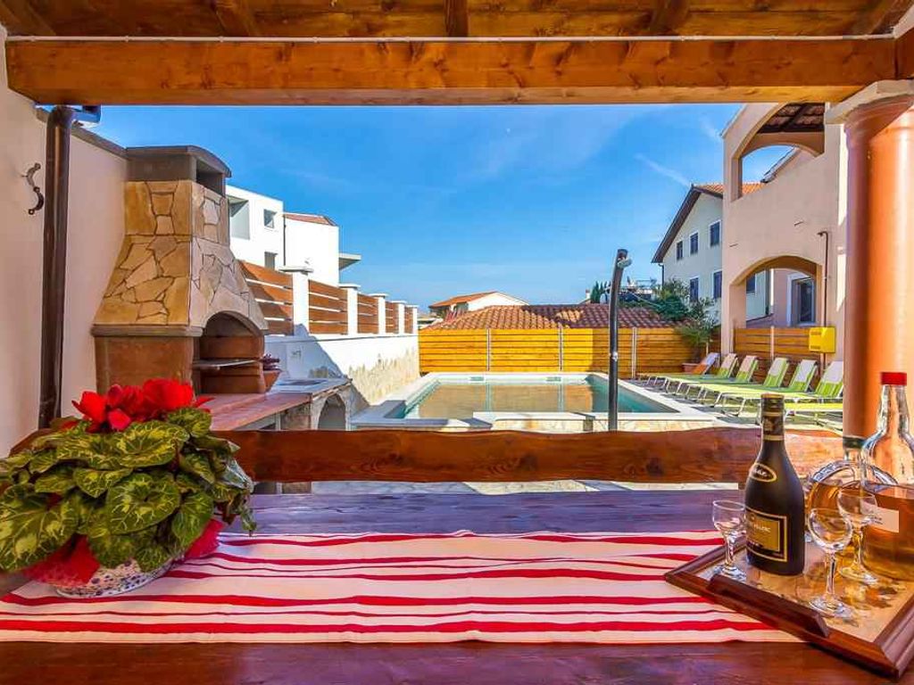 Ferienwohnung mit Pool und Grill