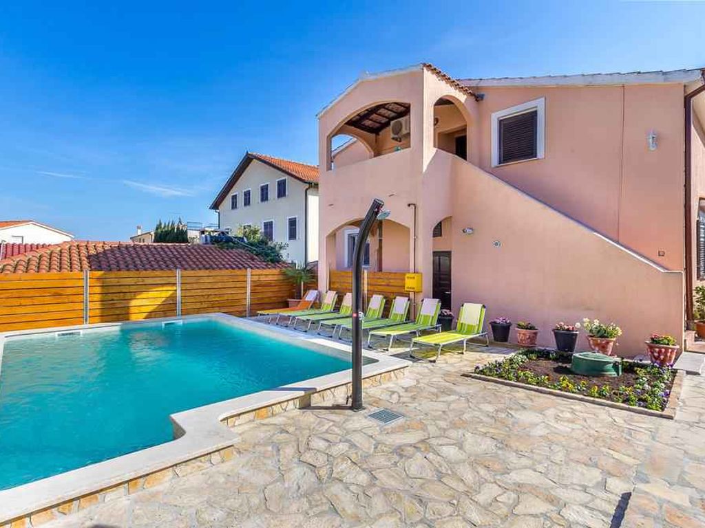Ferienwohnung mit Pool und Grill