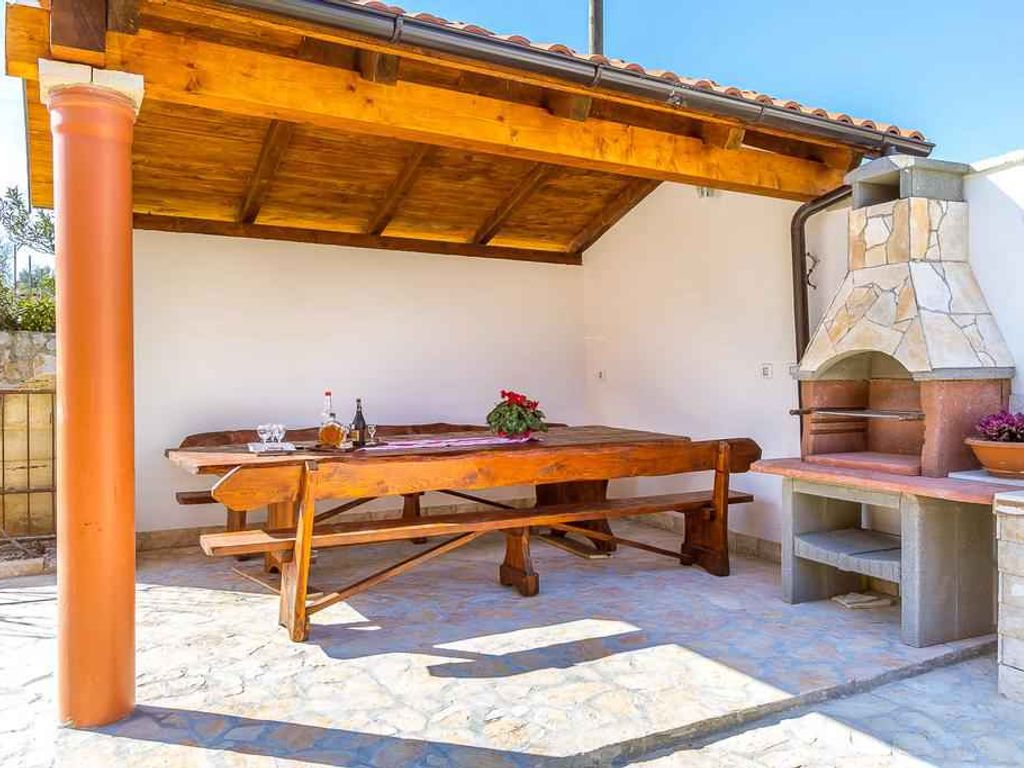 Studio mit Pool und Grill