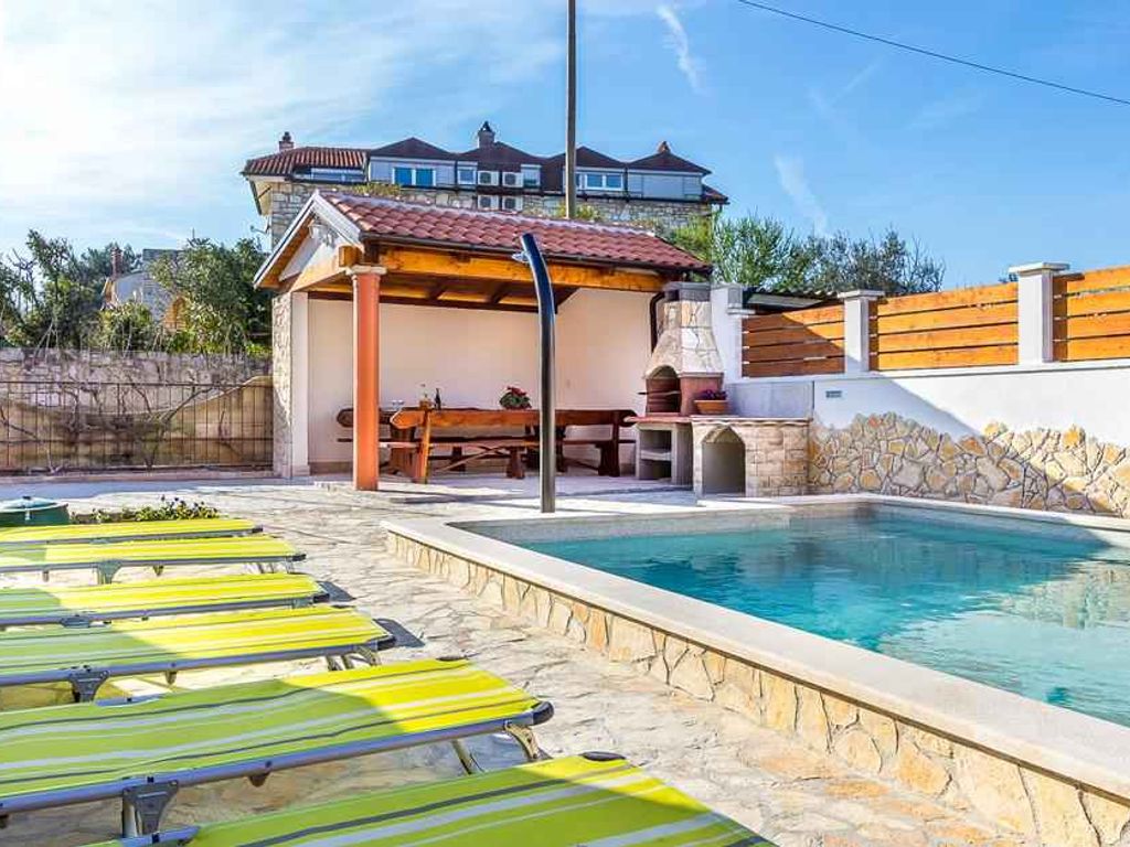 Studio mit Pool und Grill