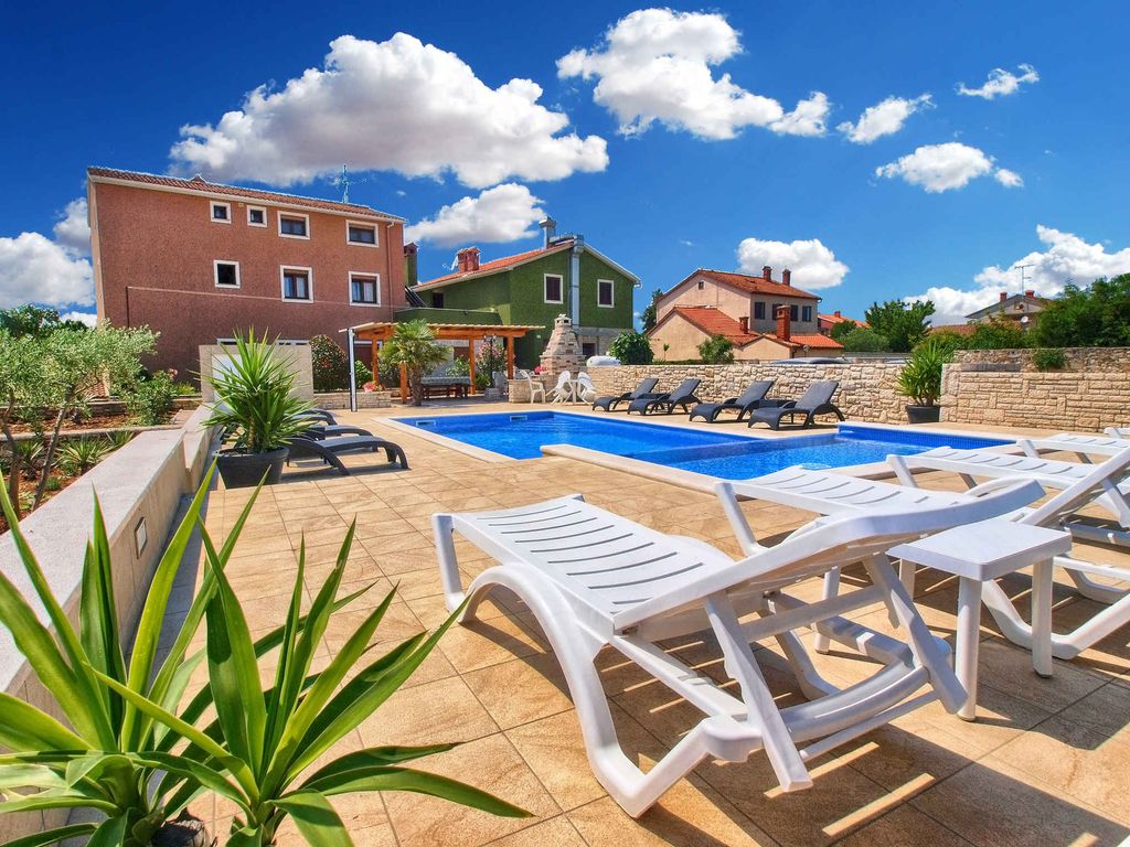 Ferienwohnung mit Pool und Grill zur gemeinsamen Nutzung