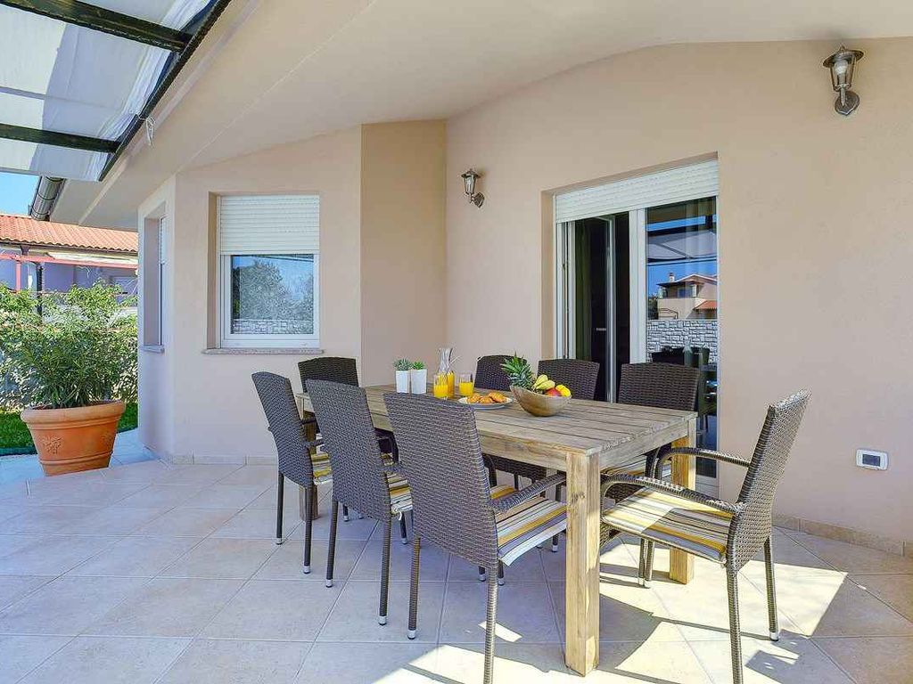 Villa mit Pool, Grill und Spielraum