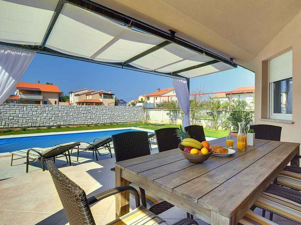 Villa mit Pool, Grill und Spielraum