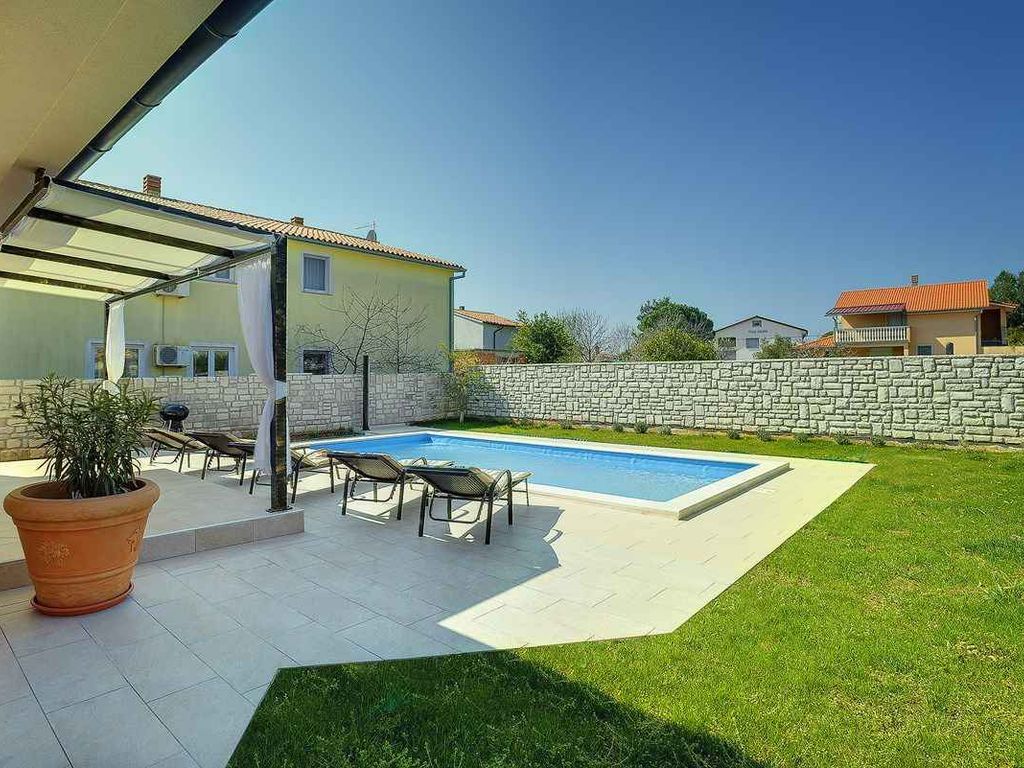 Villa mit Pool, Grill und Spielraum