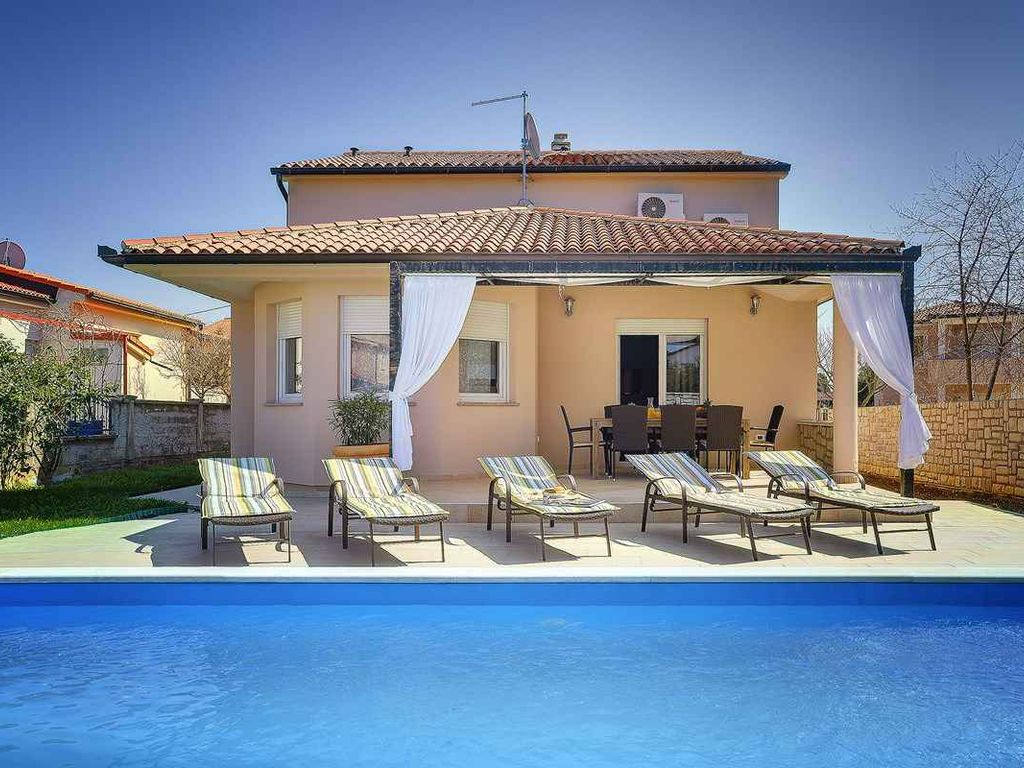 Villa mit Pool, Grill und Spielraum
