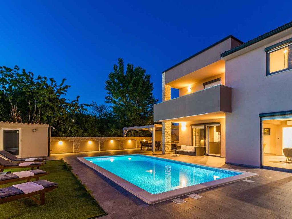 Villa mit Pool für 6 Personen